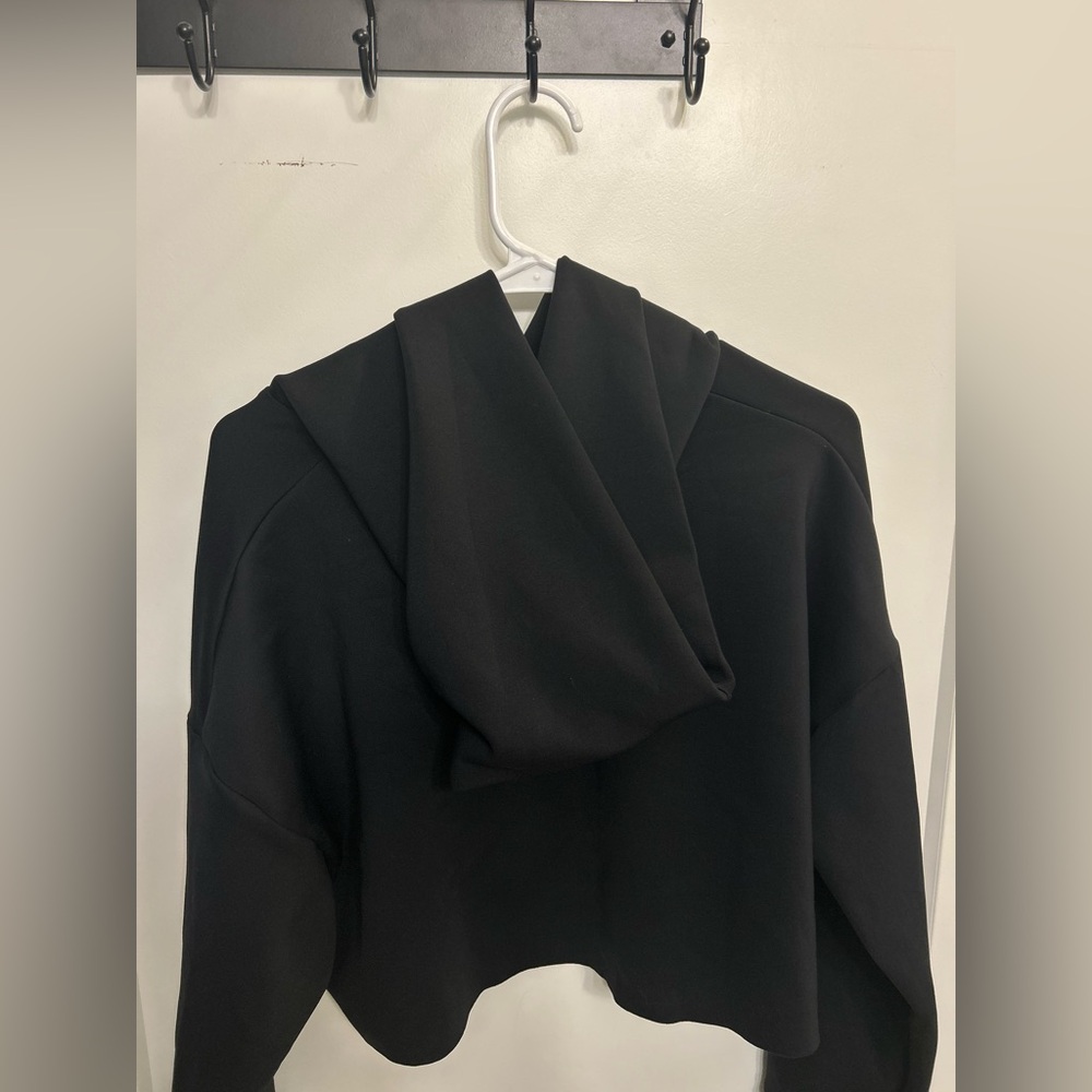 Like New Jolyn x Tiarah Black Cropped Sweatshirt - Picture 2 of 12